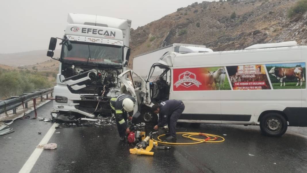 Minibüsle tır birbirine girdi: 1 ölü, 1'i çocuk 2 ağır yaralı 1